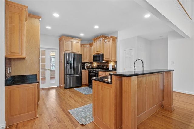 407 Honeysuckle LN, Yorktown, VA 23693