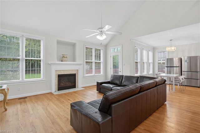 407 Honeysuckle LN, Yorktown, VA 23693