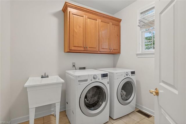 407 Honeysuckle LN, Yorktown, VA 23693