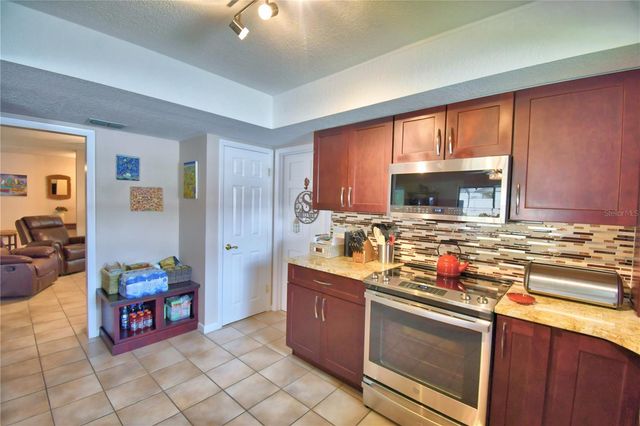 902 CRESTVIEW DRIVE, Auburndale, FL 33823