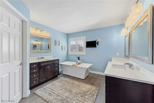 8460 Windsor Way, Broadview Heights, OH 44147