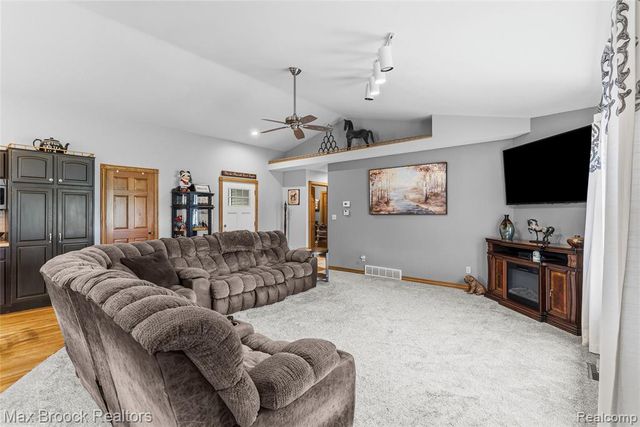 2566 N 5 Mile Road, Midland, MI 48642