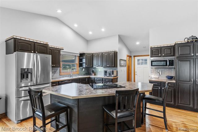 2566 N 5 Mile Road, Midland, MI 48642