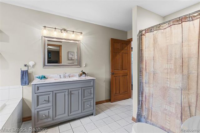 2566 N 5 Mile Road, Midland, MI 48642