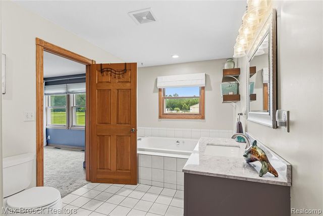 2566 N 5 Mile Road, Midland, MI 48642