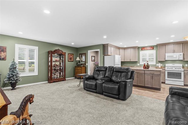2566 N 5 Mile Road, Midland, MI 48642