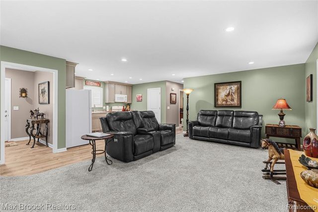 2566 N 5 Mile Road, Midland, MI 48642