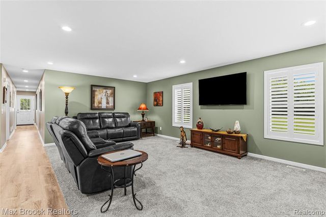2566 N 5 Mile Road, Midland, MI 48642
