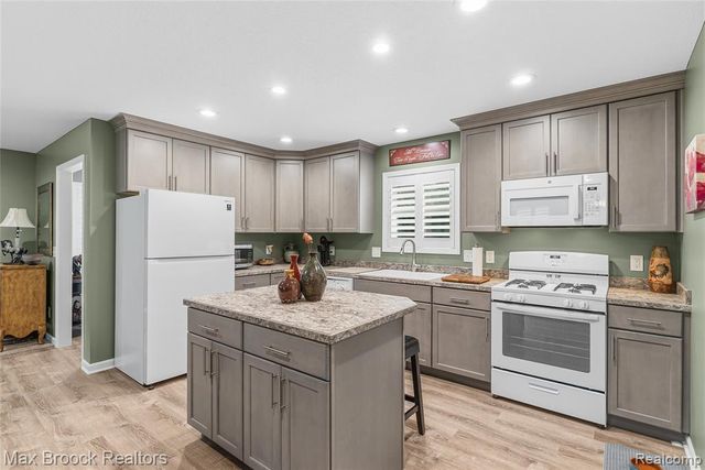 2566 N 5 Mile Road, Midland, MI 48642