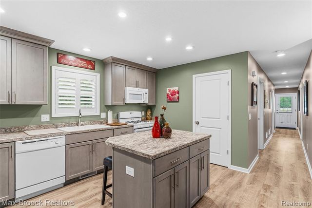 2566 N 5 Mile Road, Midland, MI 48642
