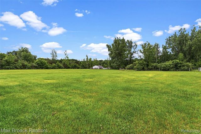 2566 N 5 Mile Road, Midland, MI 48642