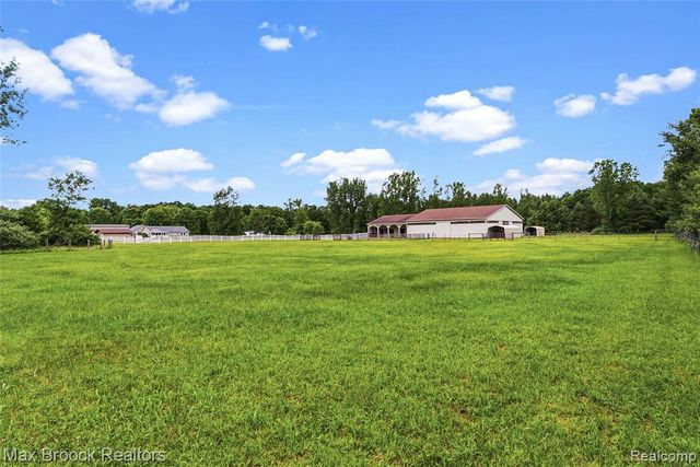 2566 N 5 Mile Road, Midland, MI 48642