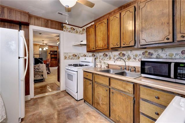 806 Pocahontas PL, Hampton, VA 23661