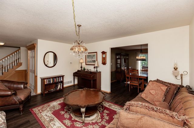 7077 Ridgedale Court, Johnston, IA 50131