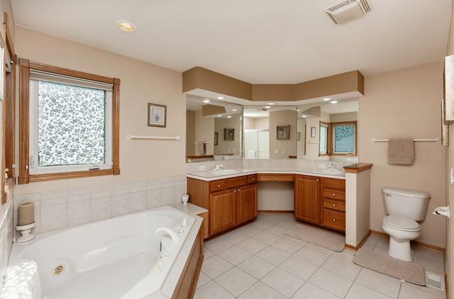 7077 Ridgedale Court, Johnston, IA 50131