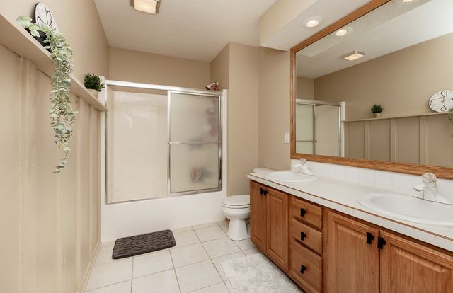 7077 Ridgedale Court, Johnston, IA 50131