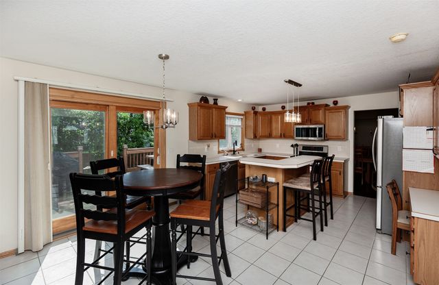 7077 Ridgedale Court, Johnston, IA 50131