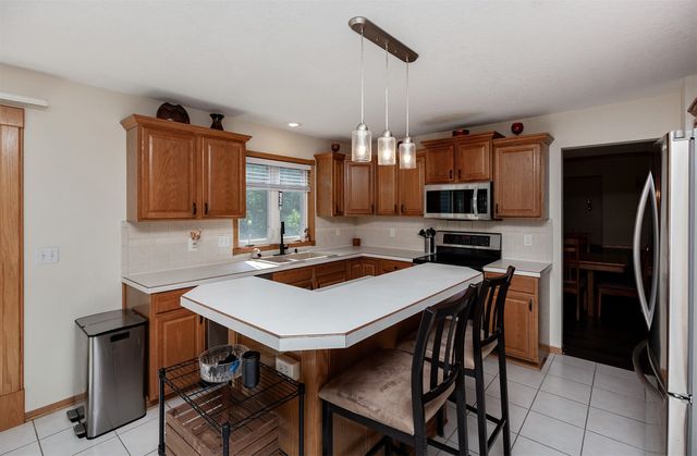 7077 Ridgedale Court, Johnston, IA 50131