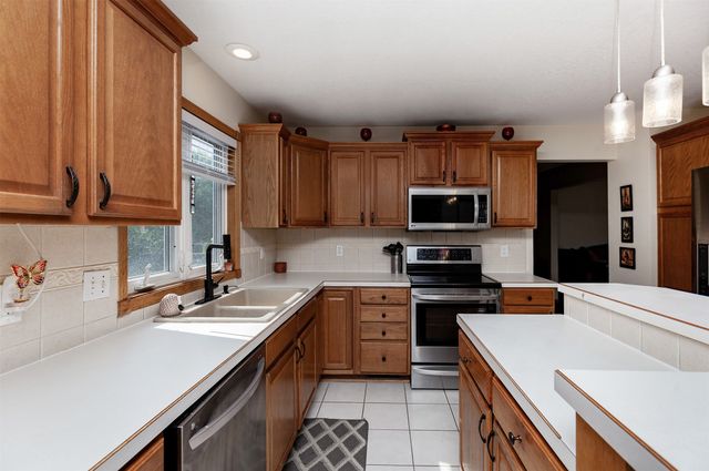 7077 Ridgedale Court, Johnston, IA 50131