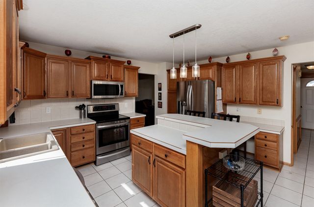 7077 Ridgedale Court, Johnston, IA 50131