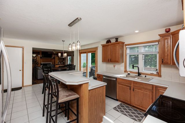 7077 Ridgedale Court, Johnston, IA 50131