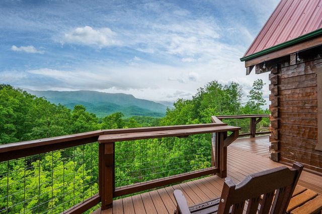 725 Big Bear Ridge Road, Gatlinburg, TN 37738