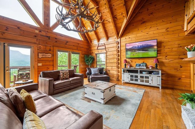 725 Big Bear Ridge Road, Gatlinburg, TN 37738