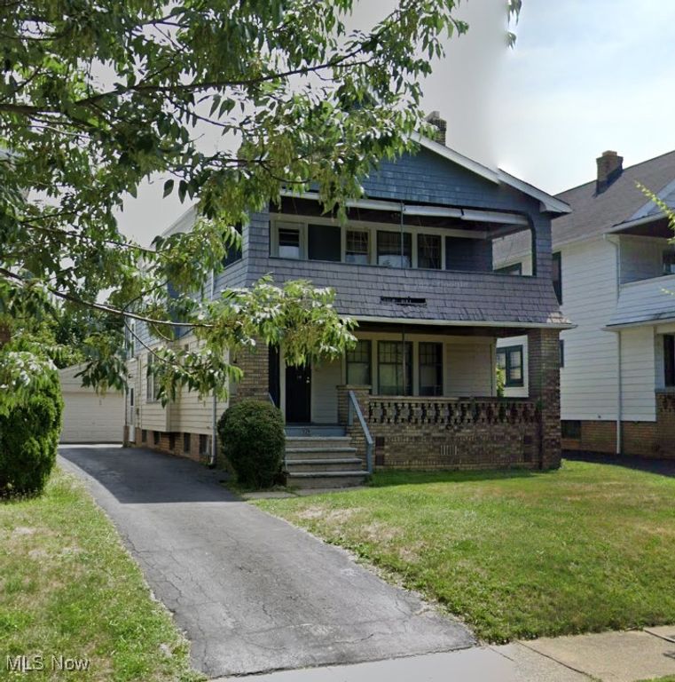 939 Helmsdale Road, Cleveland Heights, OH 44112