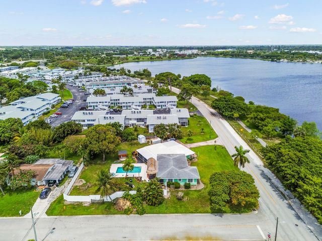 1950 Lake Osborne Drive 9, Lake Worth Beach, FL 33461