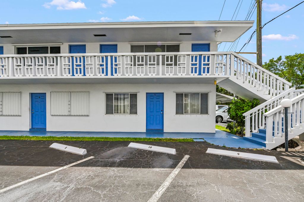 1950 Lake Osborne Drive 9, Lake Worth Beach, FL 33461