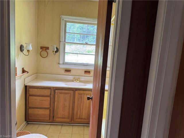 1206 Bridgepoint Road, Greensboro, NC 27405