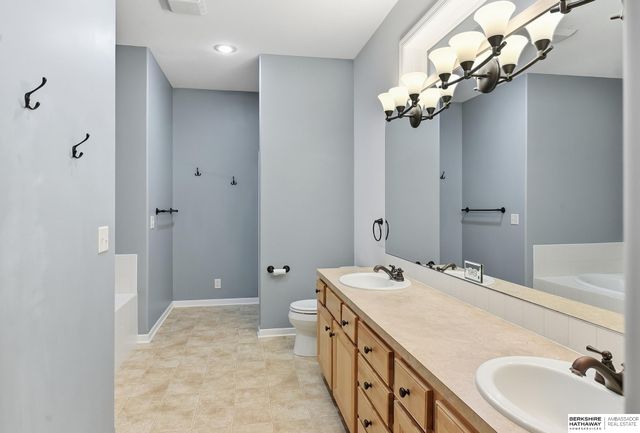 4905 Chennault Street, Papillion, NE 68133
