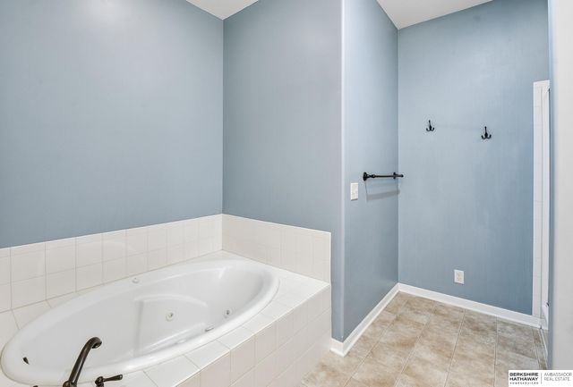 4905 Chennault Street, Papillion, NE 68133