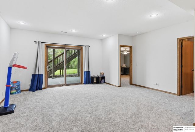 4905 Chennault Street, Papillion, NE 68133