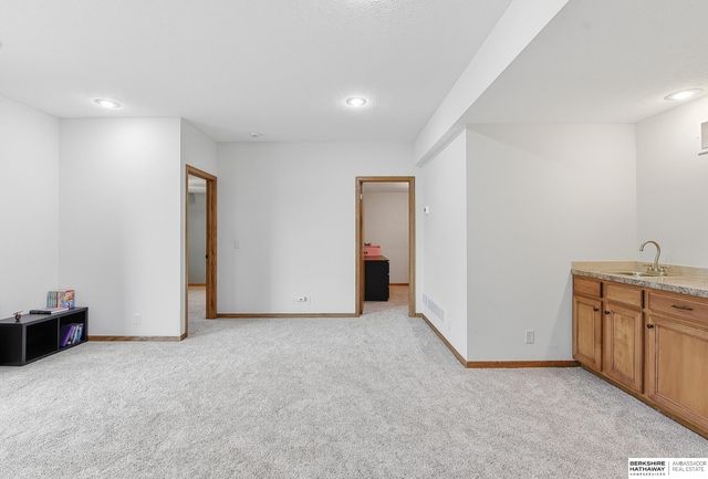 4905 Chennault Street, Papillion, NE 68133
