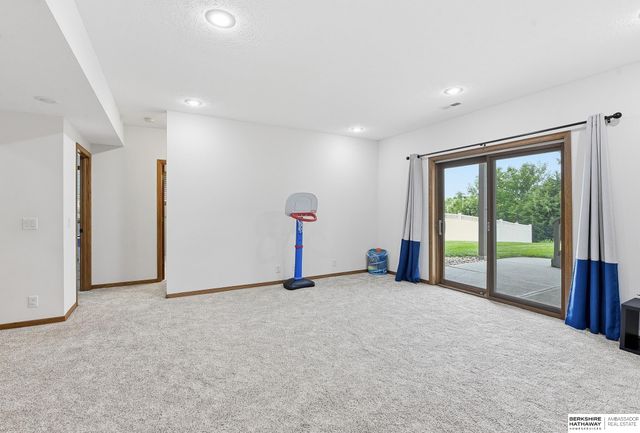 4905 Chennault Street, Papillion, NE 68133