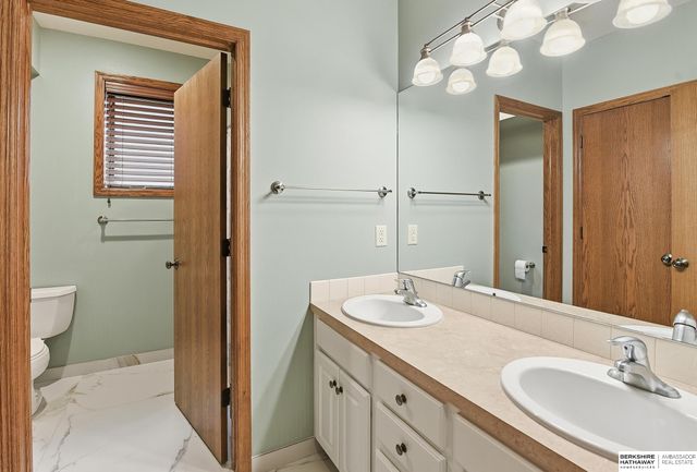 4905 Chennault Street, Papillion, NE 68133