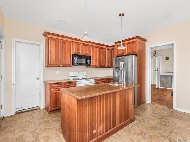 90 Meucci Avenue, Copiague, NY 11726