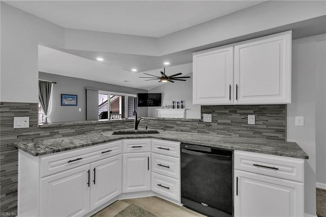 212 Dockside Dr Apt C, Hampton, VA 23669