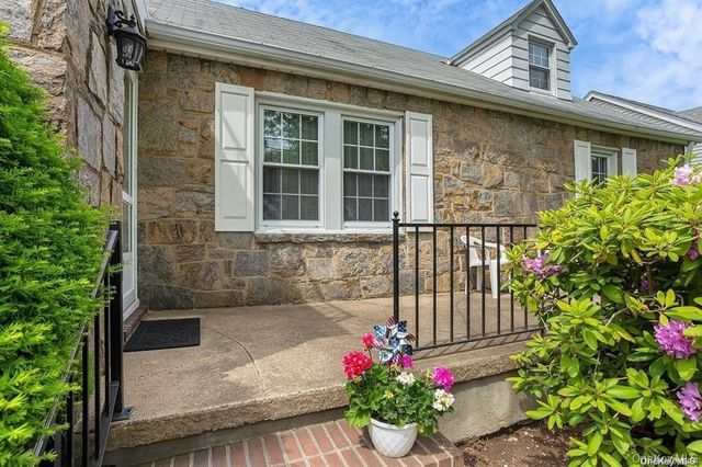 89 Beverly Avenue, Floral Park, NY 11001