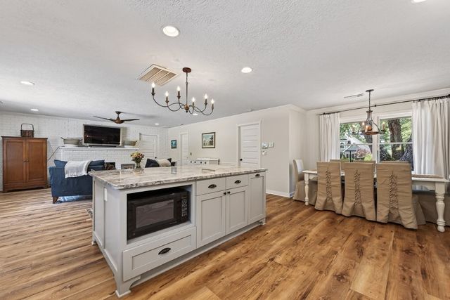 2402 NW Linebarger Lane, Bentonville, AR 72712