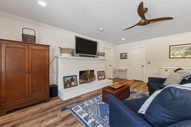 2402 NW Linebarger Lane, Bentonville, AR 72712
