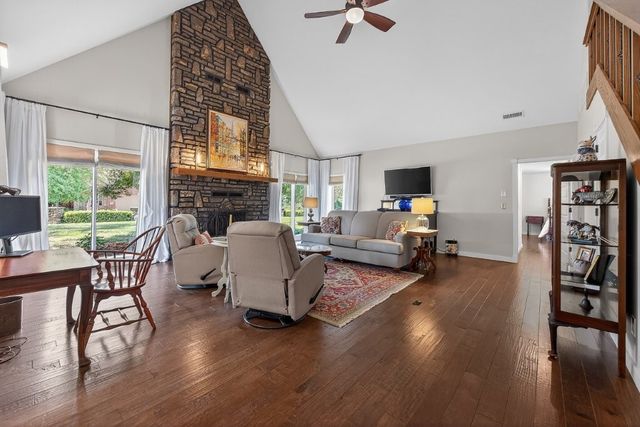 2402 NW Linebarger Lane, Bentonville, AR 72712