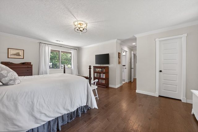 2402 NW Linebarger Lane, Bentonville, AR 72712