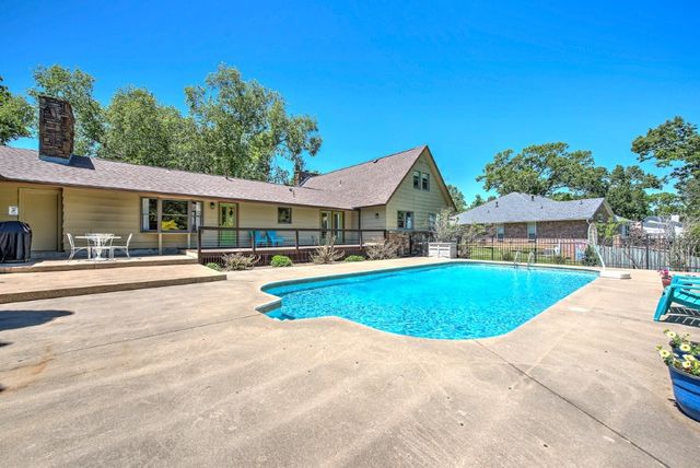 2402 NW Linebarger Lane, Bentonville, AR 72712