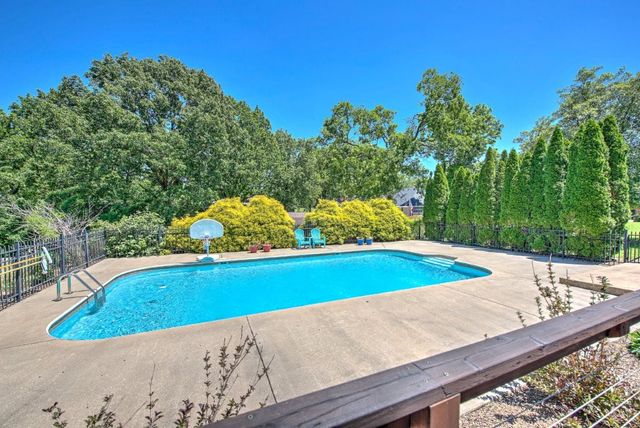 2402 NW Linebarger Lane, Bentonville, AR 72712