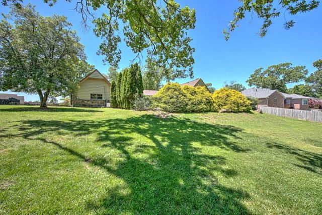 2402 NW Linebarger Lane, Bentonville, AR 72712