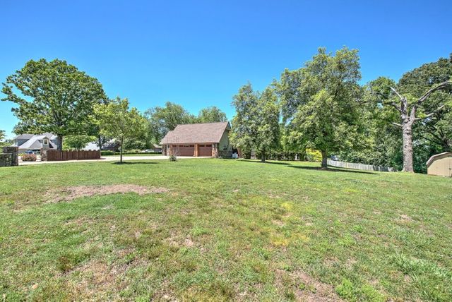 2402 NW Linebarger Lane, Bentonville, AR 72712