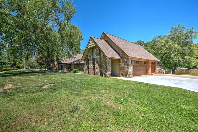 2402 NW Linebarger Lane, Bentonville, AR 72712