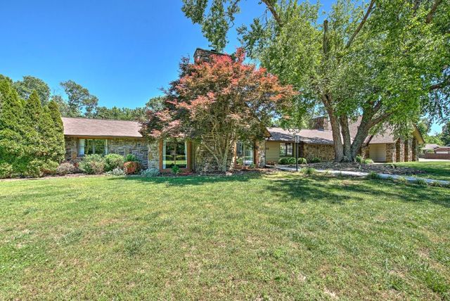 2402 NW Linebarger Lane, Bentonville, AR 72712